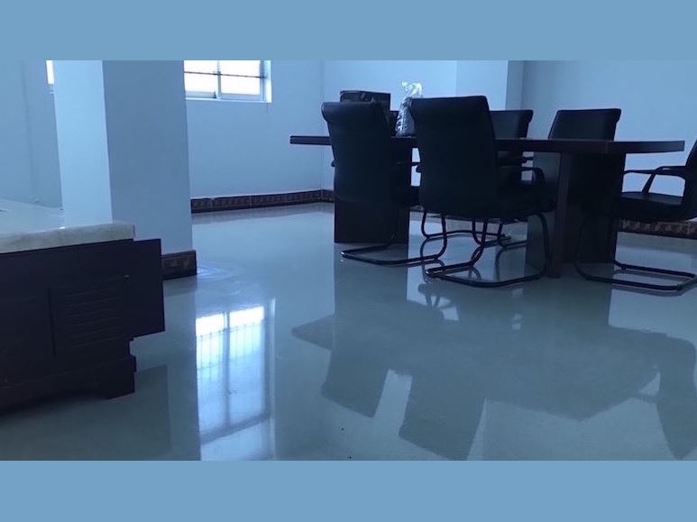 水泥地面起砂的原因,水泥地面起砂的处理方法？